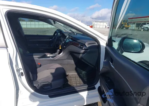 2020 Toyota Camry Le z USA, uszkodzony, nr VIN 4T1C11AK6LU361094